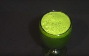 Baja la tripa y desintoxica tu cuerpo con este batido