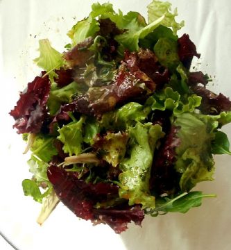Ensalada verde con vinagreta especial muy elaborada.- Guarnición