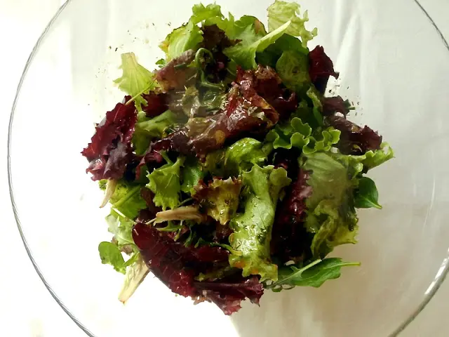 Ensalada verde con vinagreta especial muy elaborada.- Guarnición