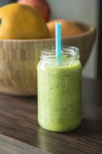 Bebida con ingredientes para obtener un abdomen plano
